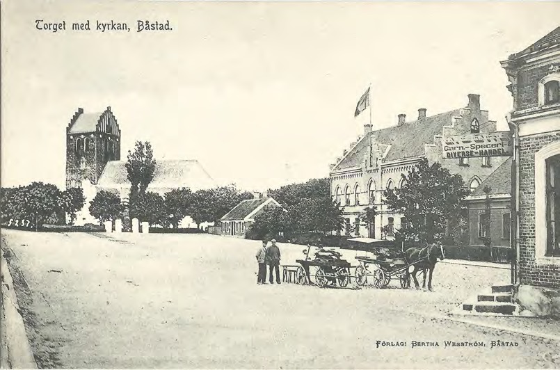 Framsida av Torget med kyrkan, Båstad.