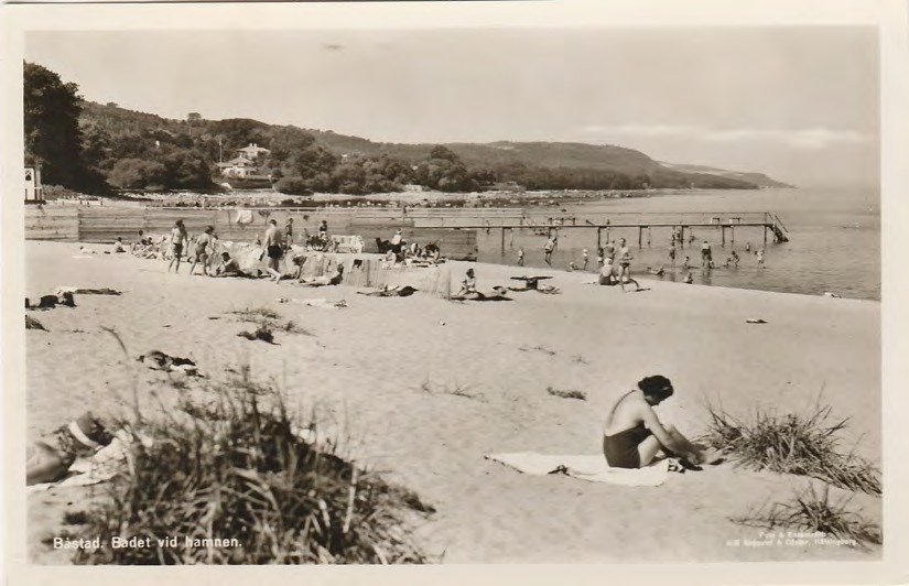Framsida av Båstad. Badet vid hamnen.