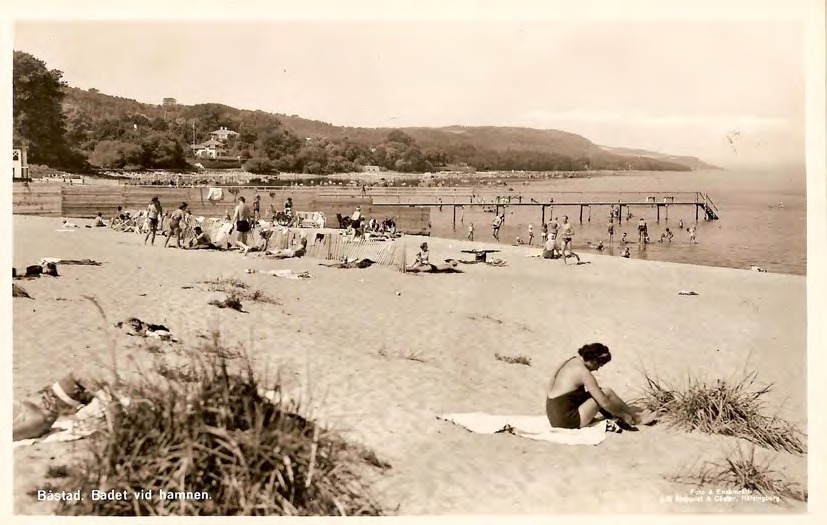 Framsida av Båstad. Badet vid hamnen.
