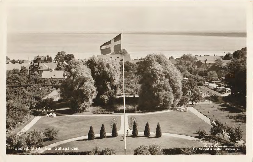 Framsida av Båstad. Utsikt från Stiftsgården.