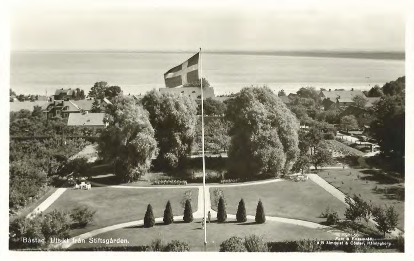 Framsida av Båstad. Utsikt från Stiftsgården.