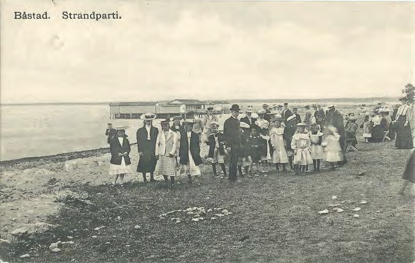 Framsida av Båstad. Strandparti.