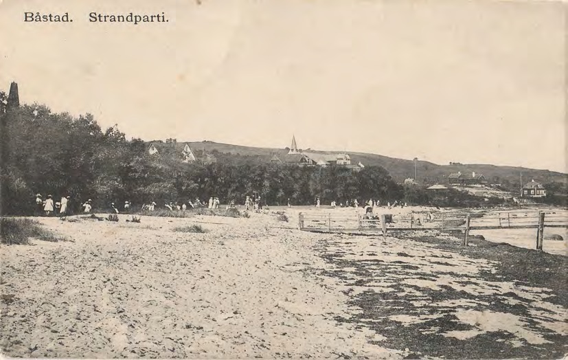 Framsida av Båstad. Strandparti.