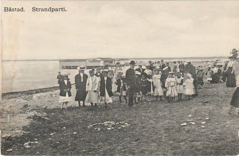 Framsida av Båstad. Strandparti.