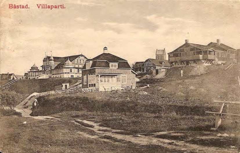 Framsida av Båstad. Villaparti.