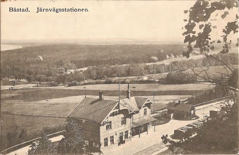Framsida av Båstad. Järnvägsstationen.