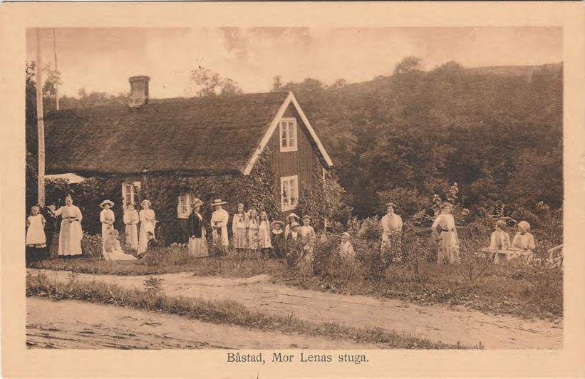 Framsida av Båstad, Mor Lenas stuga.