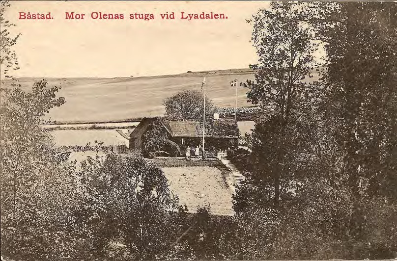 Framsida av Båstad. Mor Olenas stuga vid Lyadalen.