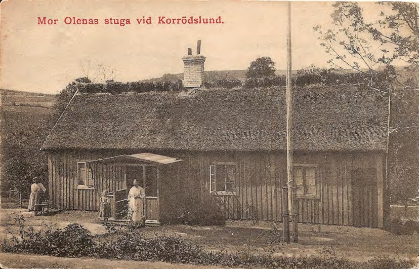 Framsida av Mor Olenas stuga vid Korrödslund.