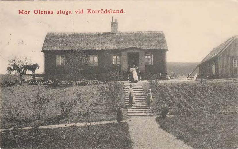 Framsida av Mor Olenas stuga vid Korrödslund.