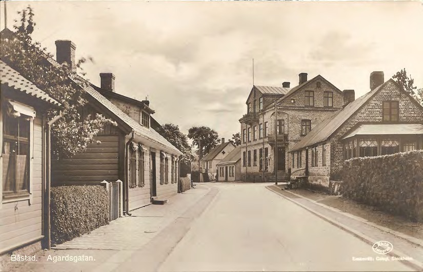 Framsida av Båstad. Agardsgatan.