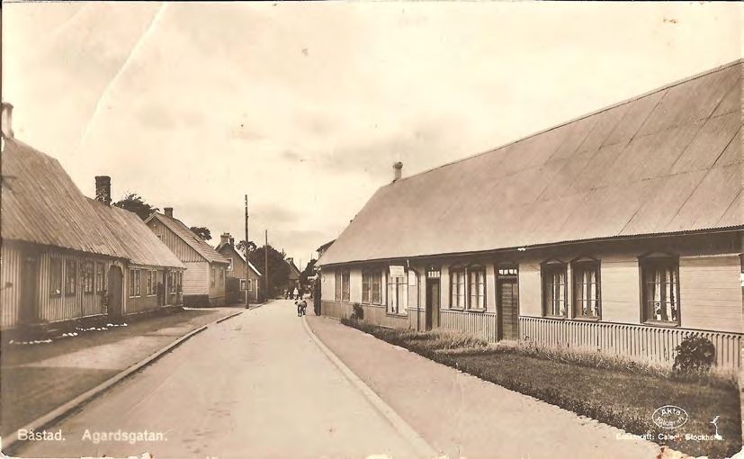 Framsida av Båstad. Agardsgatan.