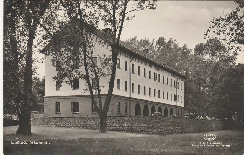 Framsida av Båstad. Skansen.