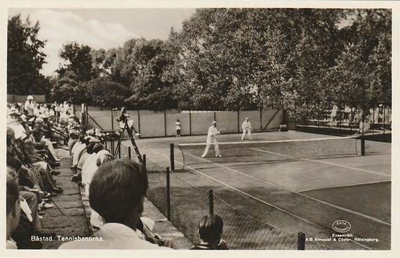 Framsida av Båstad. Tennisbanorna.