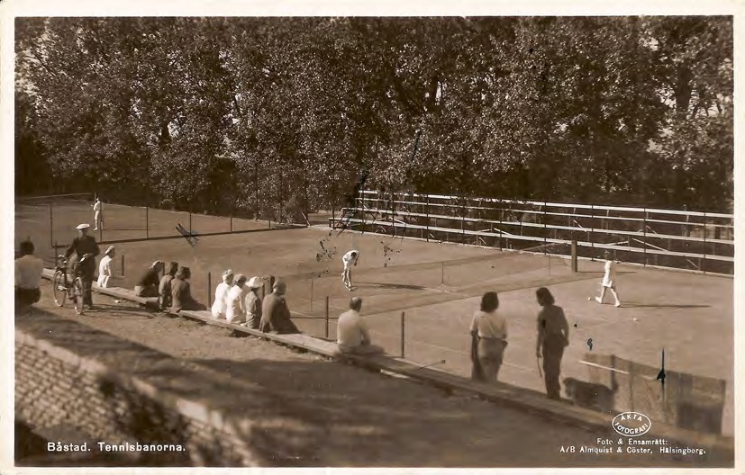 Framsida av Båstad. Tennisbanorna.
