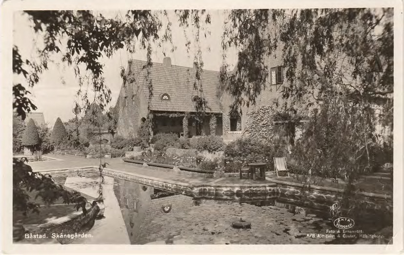 Framsida av Båstad. Skånegården.