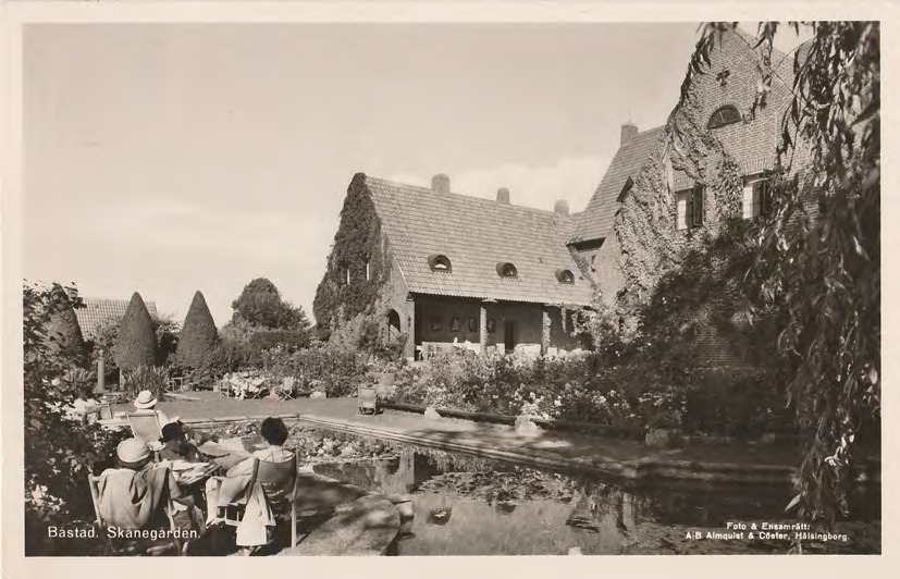 Framsida av Båstad. Skånegården.