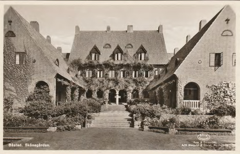 Framsida av Båstad. Skånegården.