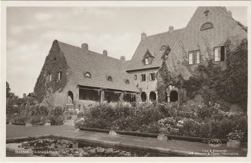Framsida av Båstad. Skånegården.