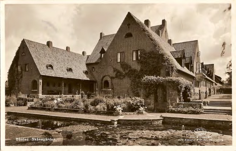 Framsida av Båstad. Skånegården.