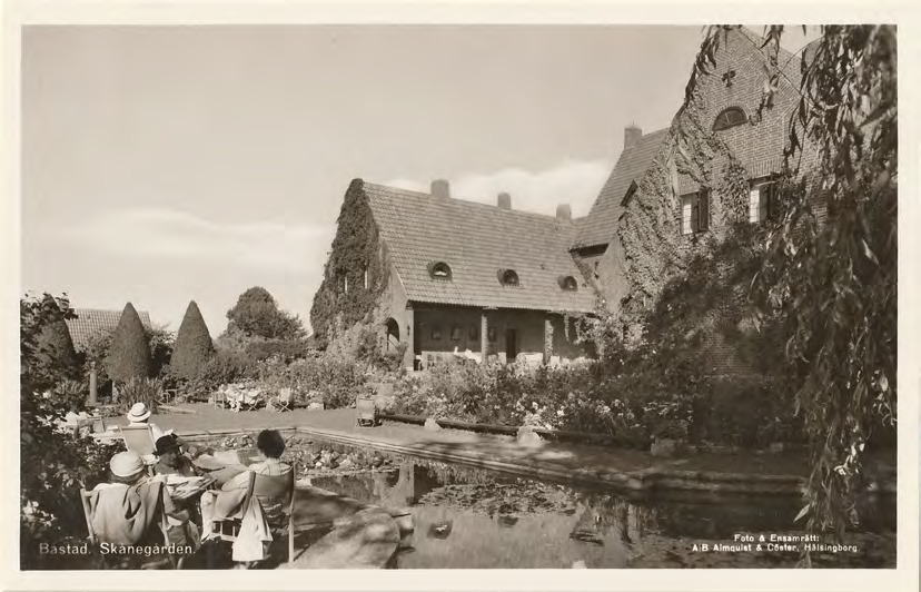 Framsida av Båstad. Skånegården.
