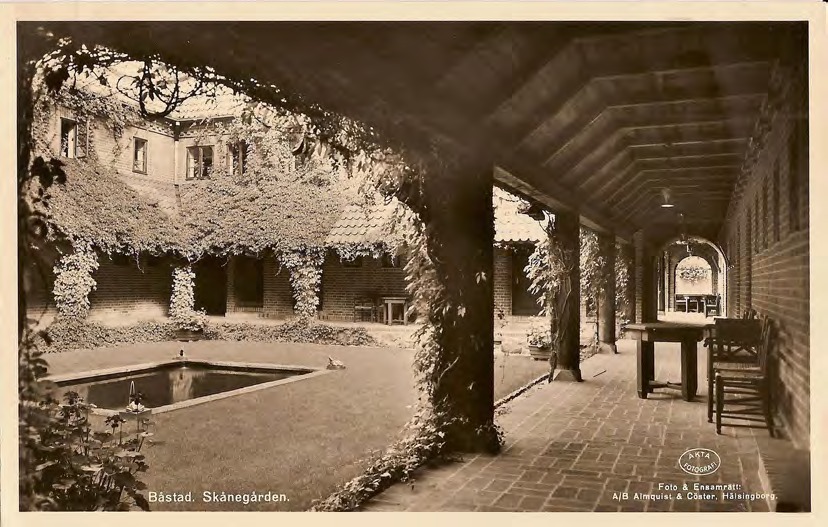 Framsida av Båstad. Skånegården.