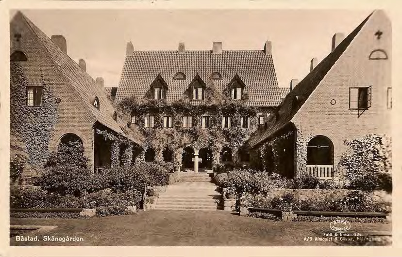 Framsida av Båstad. Skånegården.