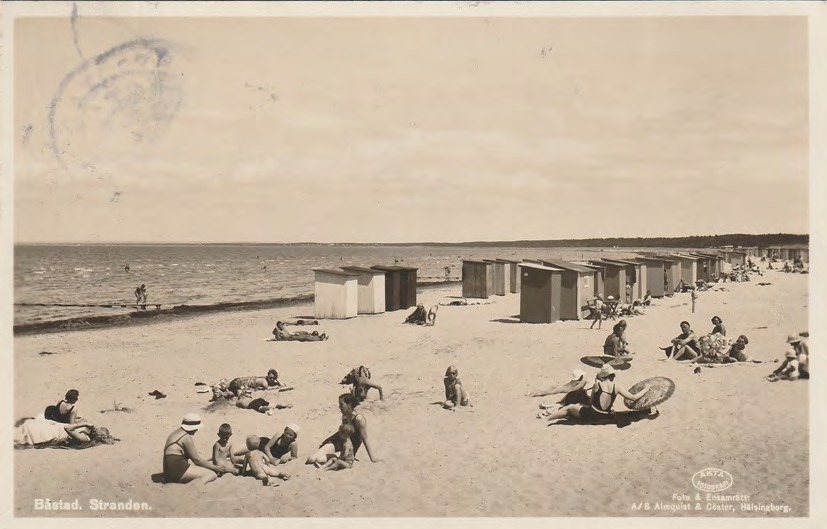 Framsida av Båstad. Stranden.