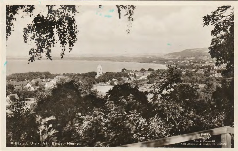 Framsida av Båstad. Utsikt från Berget-Hennet.