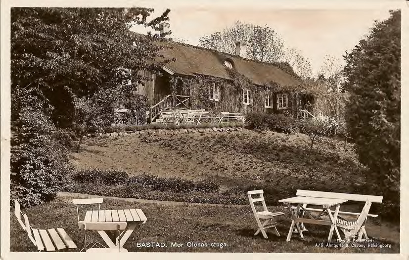 Framsida av BÅSTAD. Mor Olenas stuga.