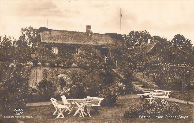 Framsida av Båstad. Mor Olenas Stuga.