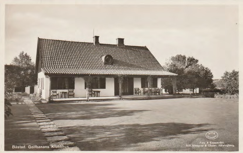 Framsida av Båstad. Golfbanans Klubbhus.