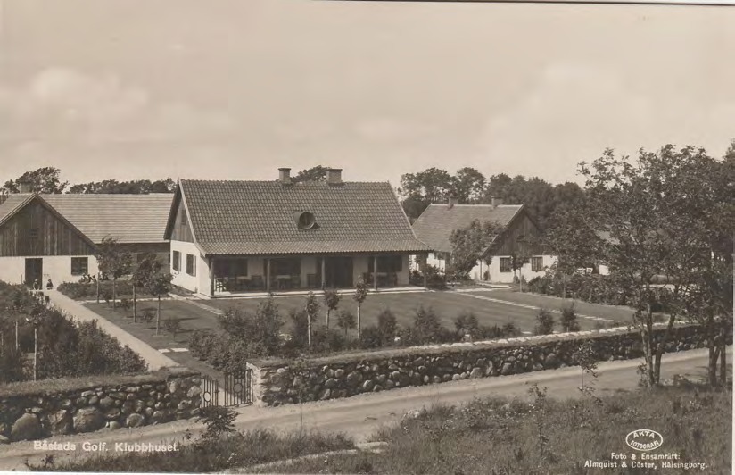 Framsida av Båstads Golf. Klubbhuset.