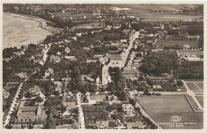 Framsida av Båstad från flygplan.