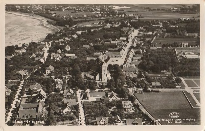 Framsida av Båstad från flygplan.