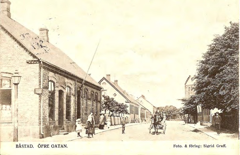 Framsida av BÅSTAD. ÖFRE GATAN.