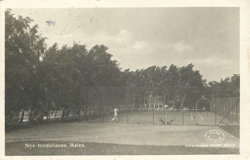 Framsida av Nya tennisbanan, Malen.