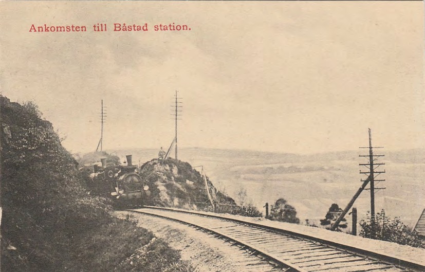 Framsida av Ankomsten till Båstad station.