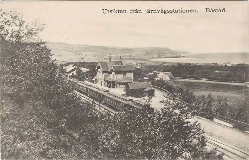 Framsida av Utsikten från järnvägsstationen. Båstad.
