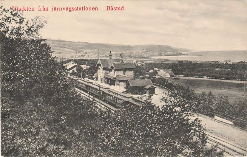 Framsida av Utsikten från järnvägsstationen. Båstad.