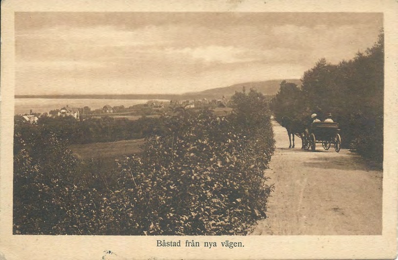 Framsida av Båstad från nya vägen.