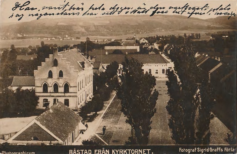 Framsida av BÅSTAD FRÅN KYRKTORNET.