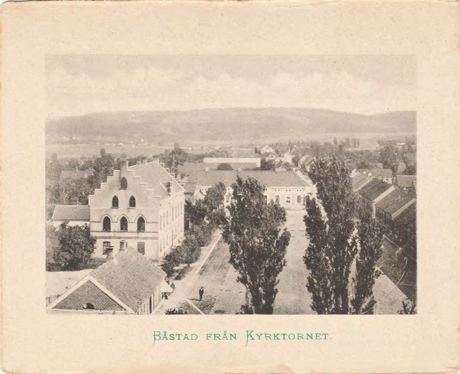 Framsida av BÅSTAD FRÅN KYRKTORNET.