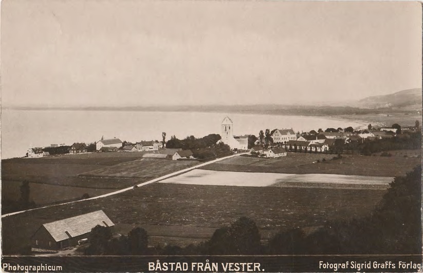 Framsida av BÅSTAD FRÅN VESTER.