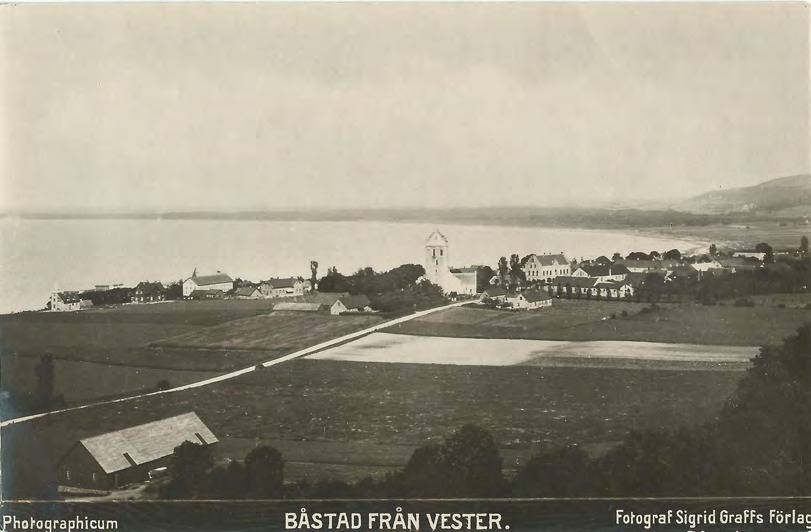 Framsida av BÅSTAD FRÅN VESTER.