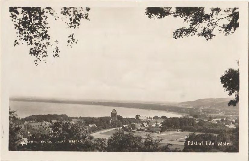 Framsida av Båstad från väster.
