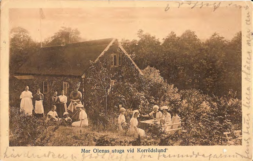 Framsida av Mor Olenas stuga vid Korrödslund