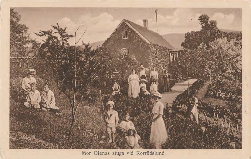 Framsida av Mor Olenas stuga vid Korrödslund
