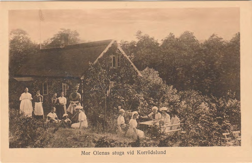 Framsida av Mor Olenas stuga vid Korrödslund