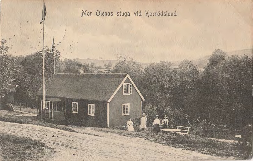 Framsida av Mor Olenas stuga vid Korrödslund
